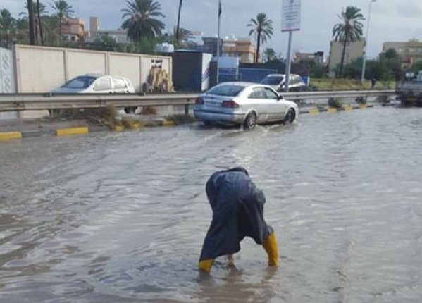 عمال شركة المياه والصرف1