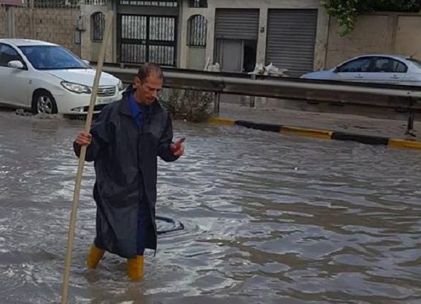 عمال شركة المياه والصرف2