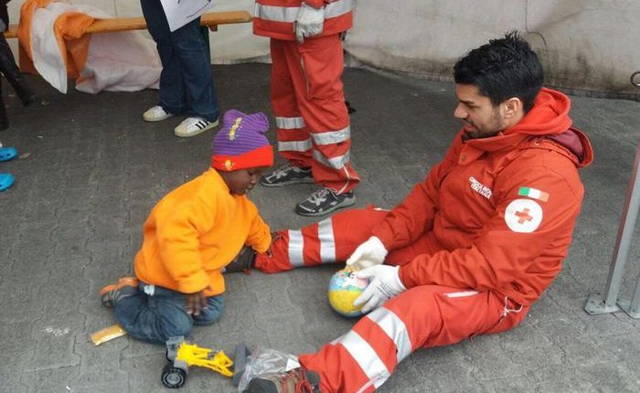 Migranti: a Catania sbarco da nave con superstiti
